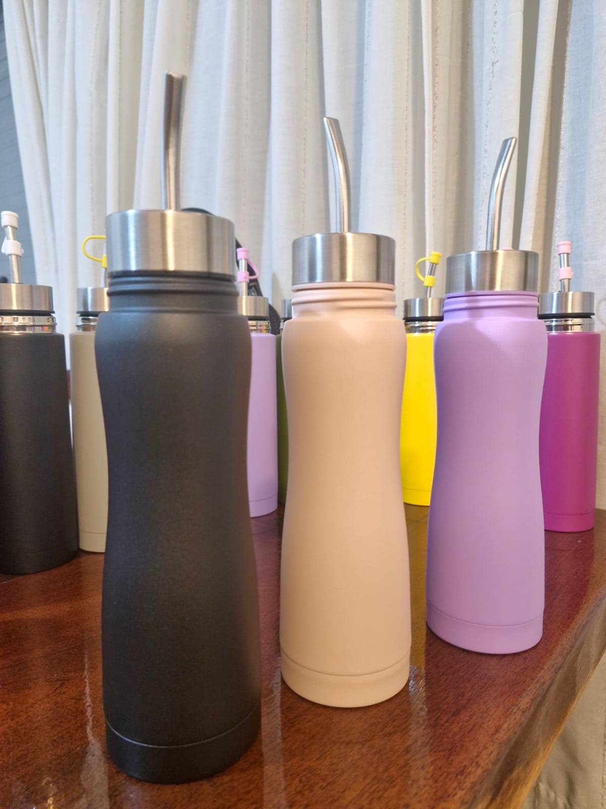 Termos Matema Serie Ergo en colores neón y cítricos vibrantes